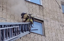 На улице Соколовогорской пожарные эвакуировали 40 человек из горящего дома
