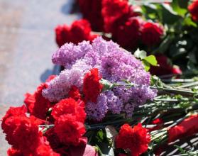 На Воскресенском кладбище прошла торжественная церемония возложения цветов к Мемориалу защитникам Отечества