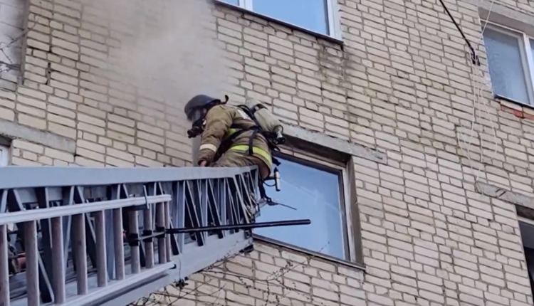 На улице Соколовогорской пожарные эвакуировали 40 человек из горящего дома
