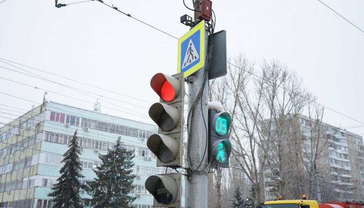 Для уменьшения заторов в Саратове интеллектуальные транспортные системы «изменили» работу 10 светофоров