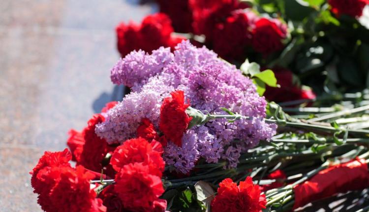 На Воскресенском кладбище прошла торжественная церемония возложения цветов к Мемориалу защитникам Отечества