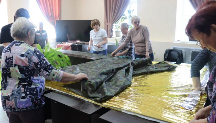 «Серебряные» волонтеры изготавливают антидроновые одеяла в помощь участникам СВО 