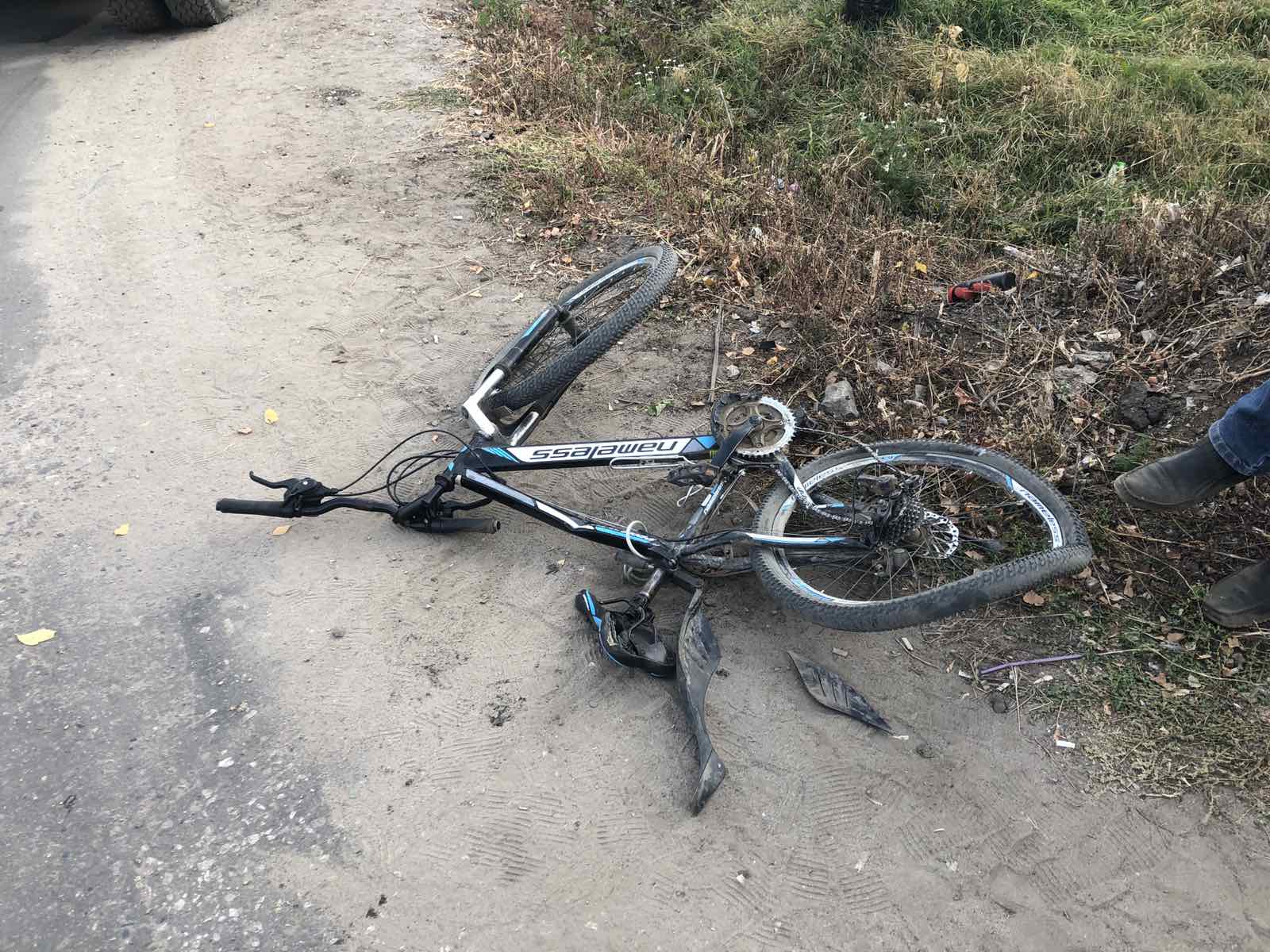 Мин воды сбил. Сбили велосипедиста Омск. Убитый велосипед. Наезд на велосипедиста автомобиля.