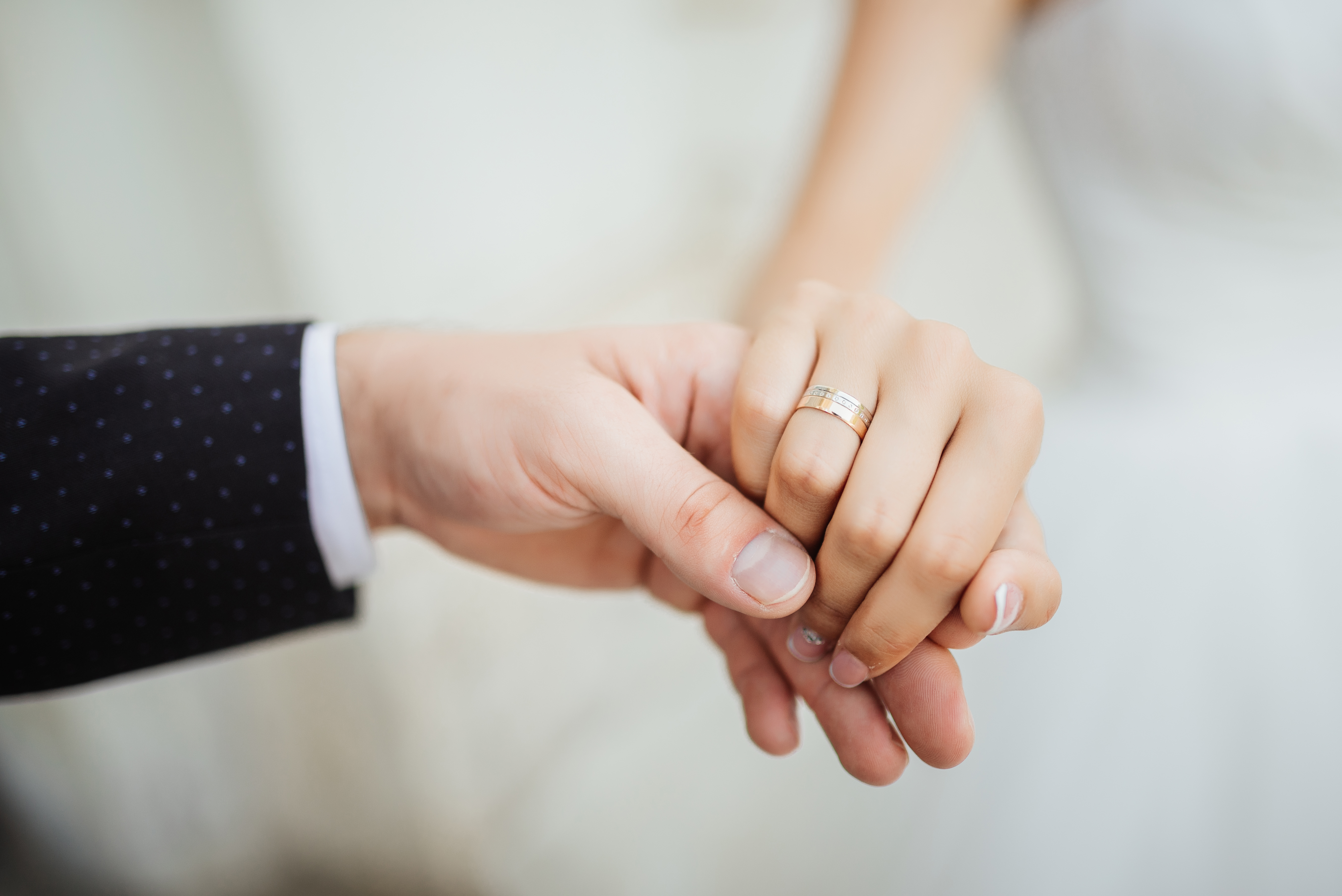 Замужество картинки. Свадьба руки с кольцами. Обручальные кольца на руках. Вступающим в брак. Вступление в брак руки кольца.