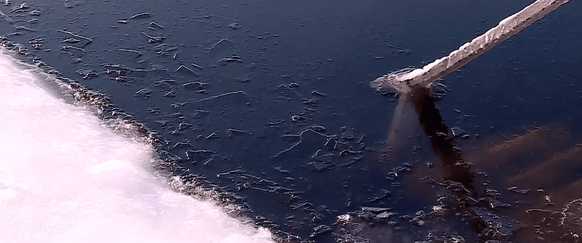 С наступлением зимних морозов напоминает о себе старая русская традиция, собирающая тысячи людей возле рек и озер