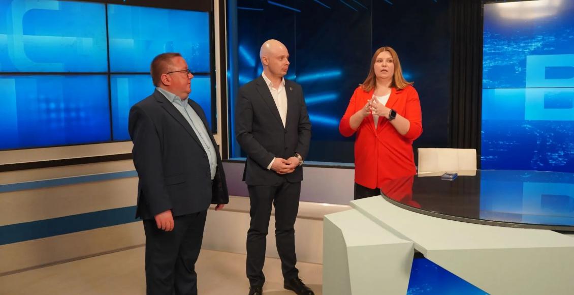 Показала работу телецентра изнутри руководитель информационной службы ГТРК «Саратов» Татьяна Кудасова