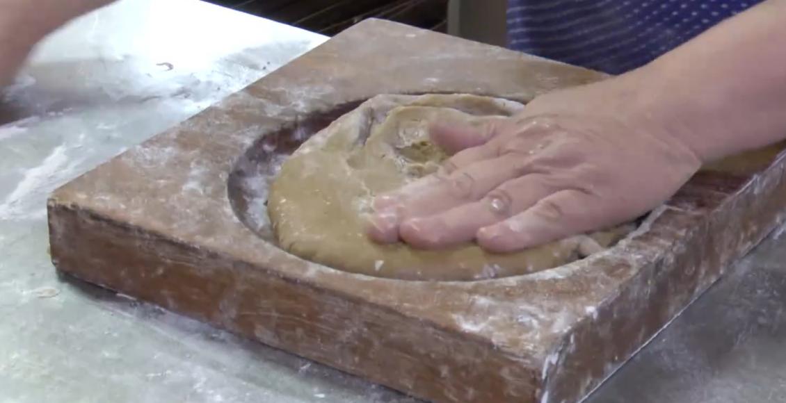 Раньше его называли «медовым хлебом» и готовили с большим количеством меда и пряностей