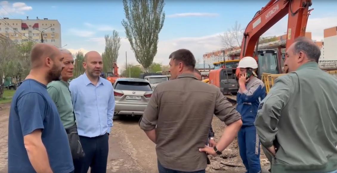 Председатель Общественного совета Энгельсского района Василий Буцких совместно с членами совета и руководителем управления муниципального жилищного контроля проинспектировали ряд дворовых территорий 