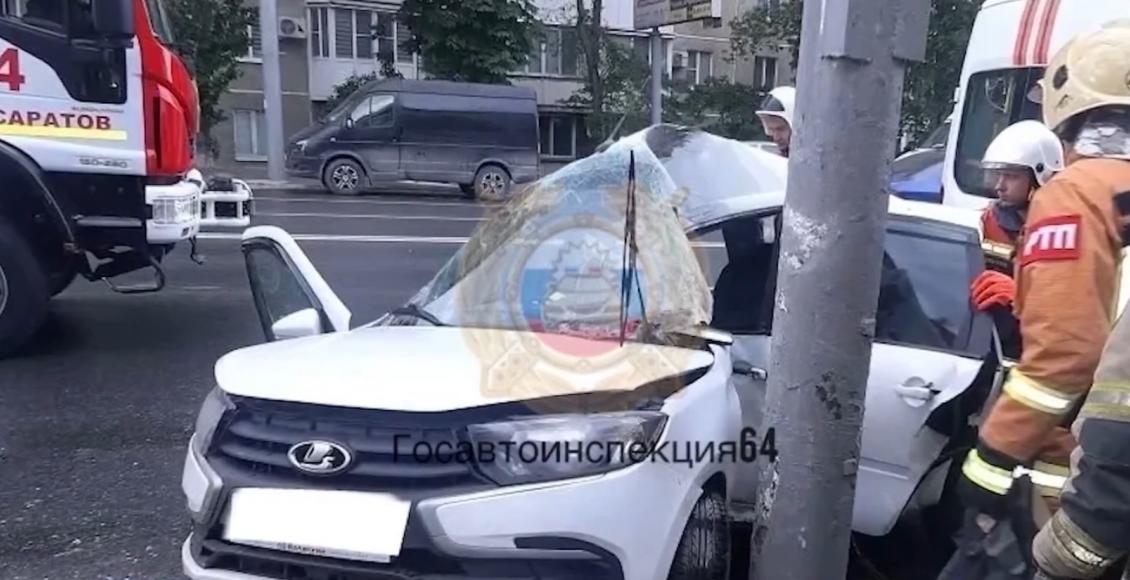 Напротив дома № 19 по улице Чернышевского водитель «Лады Гранты» не справился с управлением и врезался в световую опору