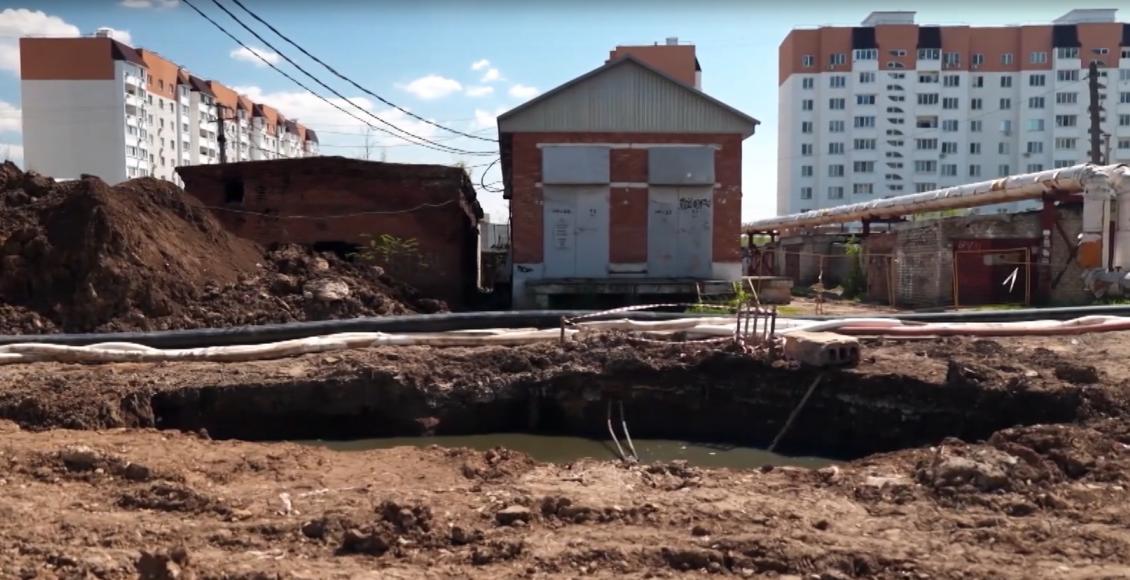 Монтаж установки для горизонтально-направленного бурения на улице Менделеева находится на завершающей стадии
