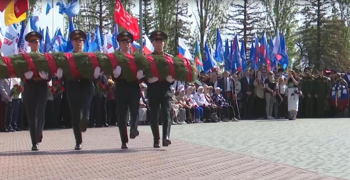 Возлагали цветы, осматривали технику