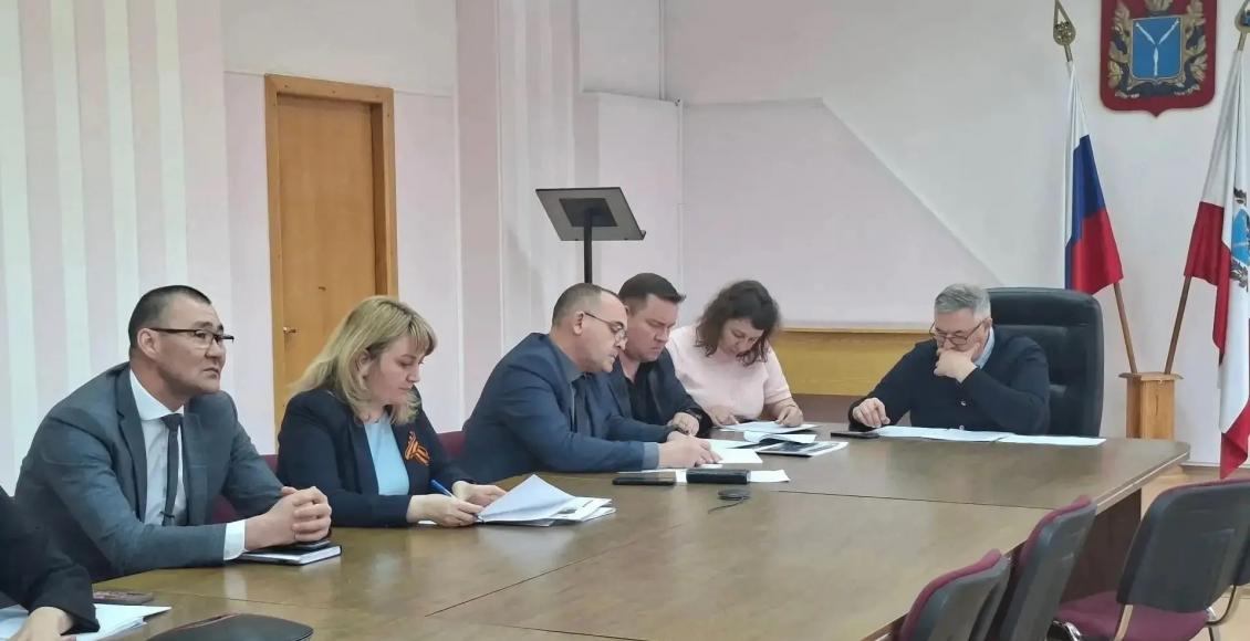 В Пугачевском районе планируют построить ледовую арену и ФОК, в Калининске – новый плавательный бассейн