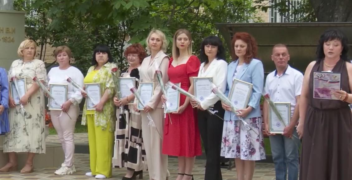 В Энгельсском доме-интернате для престарелых и инвалидов поздравили всех сотрудников сразу с двумя профессиональными праздниками – Днем социального и Днем медицинского работника