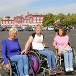 В Саратове прошли соревнования по фигурному вождению среди людей с инвалидностью