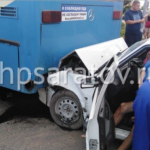 Двое мужчин в Энгельсе пострадали в результате ДТП с маршрутным автобусом