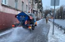 Глава Саратова поручила коммунальным службам провести повторную противогололедную обработку тротуаров