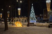На Театральной площади в праздничной обстановке зажгли главный символ Нового года