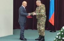 Командир 99-го полка Андрей Пойдо наградил медалями «За укрепление боевого содружества» руководителей тепличных хозяйств региона 