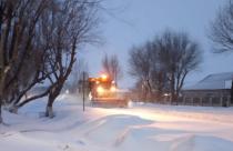 В Саратове продолжается расчистка дорог и тротуаров от снега и наледи