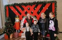 Год семьи: многодетная мама из Петровска помогает фронту