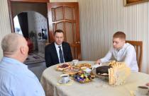 Роман Бусаргин приехал в гости к родителям бойца в Пугачев, который проходит службу по контракту в зоне СВО