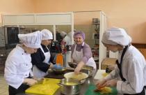 Коллектив и студенты Марковского политехнического колледжа изготавливают домашние супы для бойцов СВО