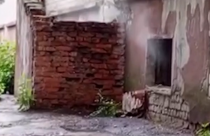 В доме на улице Волгодонской уже четвертую неделю течет горячая вода в подвале
