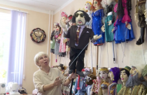 Активные пенсионеры сами мастерят кукол, изготавливают реквизит и даже гастролируют