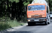 Почему водители грузовых автомобилей проезжают по Кумысной поляне несмотря на запрет?