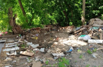 Кучи мусора образовались возле дома №117 по улице Пионерская, неподалеку от домов №7, №10 и №12 по улице Нагорной