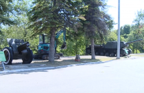 На настоящий момент подрядчик активно ведет работу по забуриванию свай и очистке леса от сорняков в парке Победы на Соколовой горе
