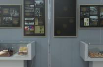 Он посвящен теме досуга в условиях фронтовой и окопной жизни и рассказывает о настольных играх, которые были популярны в период Великой Отечественной войны по обе стороны фронта