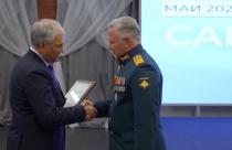 Врачам, среднему и младшему медперсоналу военного госпиталя Вячеслав Володин вручил благодарности Председателя Госдумы за высокий профессионализм