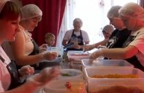 Изготавливают окопные свечи и скобы, шьют необходимую одежду для солдат и готовят домашний борщ в сухпайках