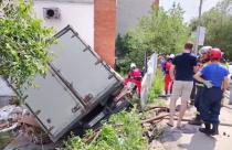 Автомобиль слетел с дороги и врезался в жилой дом