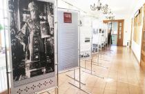 Экспозиция посвящена 100-летию исповеднической кончины святого Патриарха Тихона, избранного после восстановления патриаршества в 1917 году Предстоятелем Русской Православной Церкви