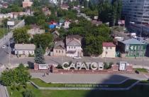 Сейчас на территории перед мостом через Волгу, где раньше было ветхое и аварийное жилье, завершают благоустройство
