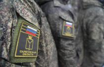 В пункте отборе на военную службу по контракту объяснили, куда обратиться жителям других регионов России, чтобы заключить контракт и служить вместе с саратовцами