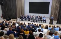 С жалобами по этому вопросу к нему обращаются родители учеников