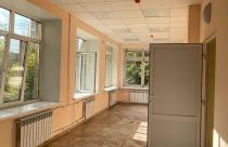 Сейчас в помещении работают маляры-отделочники