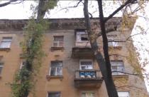 Пока жители многоквартирного дома в Заводском районе мечтают о переселении, их квартиры рушатся на глазах
