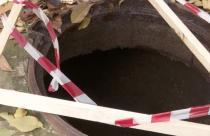 Крышка сдвинулась, когда отец с сыном на руках случайно наступил на нее