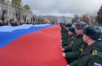 Огромный триколор пронесли по центральной площади города