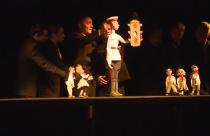 В постановке задействованы 7 актеров и более 20 кукол, система которых была придумана и разработана специально для спектакля