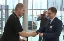 Руководитель Саратовского филиала фонда «Защитники Отечества» Денис Белоусов торжественно вручил Владимиру Афанасьеву ключи от новой машины