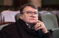 Он уже встретился с коллективом театра, пообщался с артистами, рассказал о творческих планах