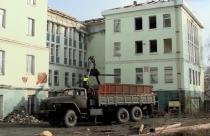 В рамках реконструкции здания железнодорожного вокзала здесь начаты работы по сносу общежития