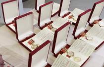 Эта награда была учреждена весной 2025 года по инициативе руководителя Благотворительного фонда по поддержке прав семьи и детей «Неравнодушные сердца» Аллы Фетисовой