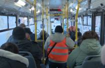 В Саратове и Энгельсе запустили праздничные трамваи и троллейбусы, которые курсируют по улицам