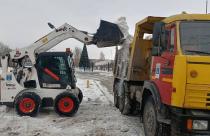 Дорожные и коммунальные службы вышли на городские улицы, чтобы обеспечить безопасность дорожного движения и передвижения пешеходов